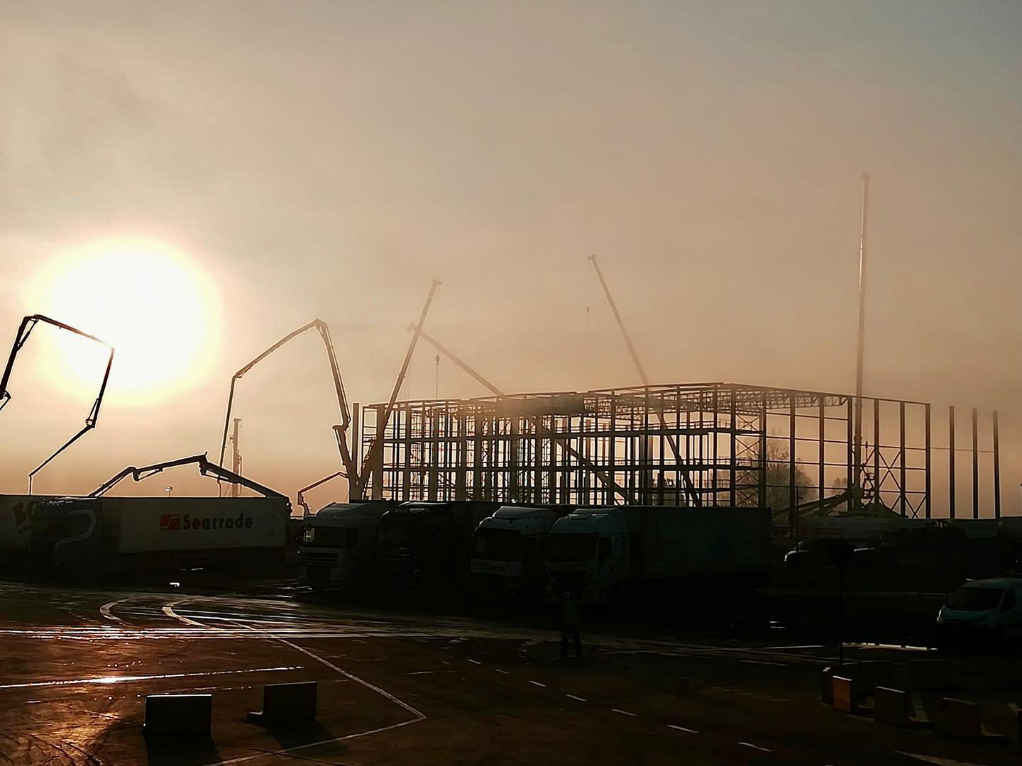 Bouwwerf bij zonsondergang